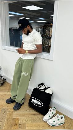 Black Men Fashion Casual, Chill Fits, Men's Outfits, Street Fashion Men Streetwear, Cool Outfits For Men, Online Mens Clothing, Black Men Fashion, Cozy Fits