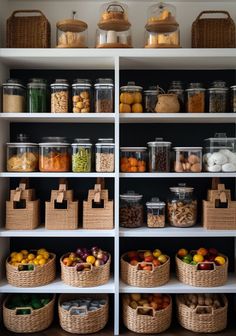 Looking for fresh kitchen organization hacks? We've done all 21 of these kitchen organization hacks in our kitchen, & it's made life easier! Desain Pantry Dapur, Pantry Room, Organized Pantry, Pantry Organisation, Desain Pantry, House Organisation, Fresh Kitchen, Kitchen Organization Pantry, Kitchen Organisation