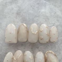 White Chic Nails, White Nails Gold Design, White Gold Nails Design, Simple White Nail Ideas, White And Gold, Nails Gold Design, Cute Minimalist Nails, White On White Nails, White Nails Simple