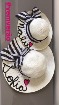 Chapéu de praia personalizado Silly Hats, Crazy Hats, Hat Decoration, Straw Beach Bag, Craft Day, Diy Hat, Fancy Hats, Love Hat, Straw Bags