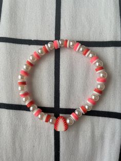 Do you like strawberry's? Then this bracelet is for you! Strawberry Clay Bead Bracelet, Fruit Bracelet Ideas, Fruit Bracelet