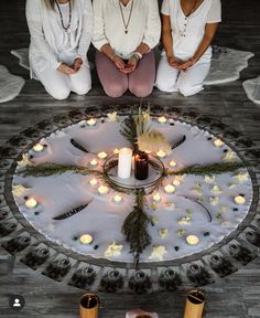 Altar Women Circle, Group Ritual, Flower Full Moon, Womens Circle, Nature Mandalas, Cacao Ceremony, Circle Ideas, Crystals Healing Grids, Light Circle