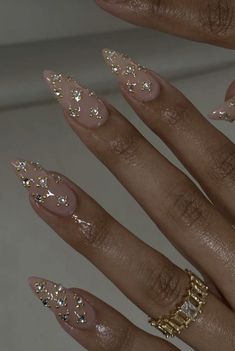 White And Gold Almond Nails, Nail Inspo Rhinestones, Gold Detail Nails, Bejeweled Nails, Gold Stiletto Nails, Paznokcie Hello Kitty, Kutek Disney, Amazing Nails