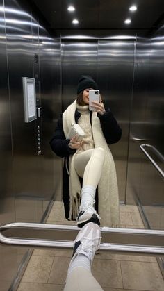 Airplane Outfits, Shotting Photo, Winter Fashion Outfits Casual, Mirror Selfie Poses, Selfie Poses Instagram, Instagram Ideas Photography, Best Photo Poses, Instagram Outfits, Instagram Photo Inspiration