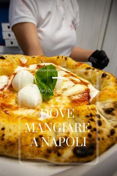 a close up of a pizza on a pan with the words dove mangliare anapoli