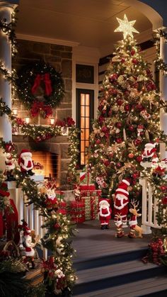 Christmas Inn, Christmas Porches, Traditional Christmas Decor, Outdoor Christmas Decorations Yard, Christmas Colour Schemes, Welcoming Entryway, Christmas Stairs, Christmas Porch Decor Ideas, Classic Christmas Decorations