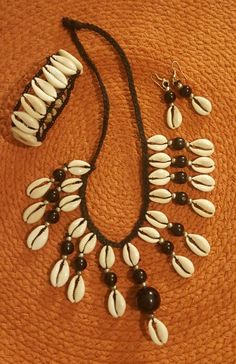 Cowrie shells Cowrie Shell Jewelry Making, Shell Necklace Diy, Diy Earrings Materials, African Beads Necklace, Art Coquillage, Bridal Necklace Designs, Healing Gemstone Bracelets, Cowrie Shells