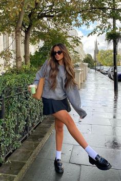 conjuntos grises 00s Mode, Stile Blair Waldorf, Adrette Outfits, Converse Outfits, Loafers Outfit, Fest Outfits, Stylish Fall Outfits, Europe Outfits, London Outfit