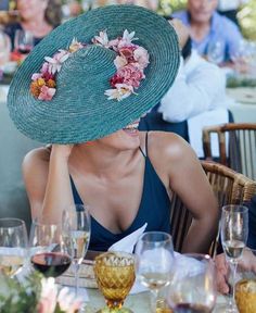 Sandra Majada (@invitada_perfecta) en Instagram: "Así de ideal quedan la combinación de dos tonos de azul: marino&aguamarina . Foto @kiwo_estudio . .…" Hair Adornments, Kentucky Derby Hats, Tea Party Garden, Felt Fedora, Love Hat, Wearing A Hat, Derby Hats, Beautiful Hats, Mad Hatter