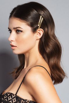 These sleek, curved gold bobby pins offer a chic twist on the classic bobby pin look. Wear solo or all at once to create your own personal style. Wide curved pins hug your scalp Soft gold metal finish Comes in a pack of 4 metal bobby pins Works for all hair types Straight Hair Pinned Behind Ears, Hair Styles Bobby Pins, Front Hair Pinned Back, Bobby Pin Half Up Half Down, Bobby Pin Short Hair, Hair Brooch Hairstyle, Pearl Clips In Hair, Hair Pinned Back On Both Sides, Formal Hairstyles For Short Hair Prom