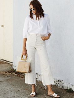 All White Minimalist Outfit, Classic White Blouse, Outfits Minimalist, Jeans Street Style, Simple Wardrobe, Total White, Desert Fashion, Sassy Outfit, Cropped White Jeans