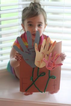 Learning the Letter F craft...cute! Ella makes it even cuter :-) Home Day Care, Kid Games, Children Crafts, Craft Flowers, Spring Preschool, Letter Of The Week