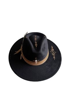 Our Fonte Tulum hats have a classic full length brim of 9 cm, wich perfectly shades the face from the summer sun. Each piece is unique due its artisanal elaboration. The magical hands of the artisans unite with the current vision of our designs. From Tulum to the world. Sizes: M: Circumference is 56-58cm and fits most head sizes. L: Circumference is 60-62cm. Both sizes include an adjustable string inside for a secure fit. Tulum Hats, Magical Hands, Custom Cowboy Hats, Hat Bar, Cool Hat, Black Fedora, Classic Hats, Cowgirl Hats, Cool Hats