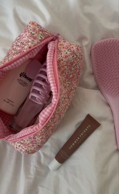 Make up bag aesthetic for inspiration Clarins Lip Oil, Soft Girl Makeup, Skincare Bag, Summer Friday, Girly Makeup, Cute Makeup Bags, Shower Skin Care, Cute Car Accessories