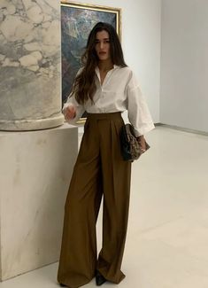 Stylish Work Attire, Skirt Trends, Elegante Casual, Muslimah Fashion Outfits, Brown Pants, Outfit Look, Thanksgiving Outfit, High Fashion Street Style, Work Attire