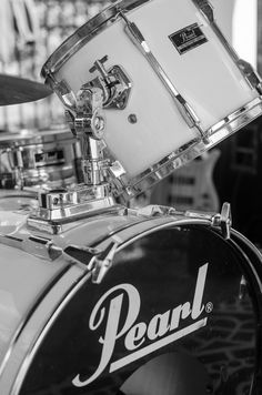 a close up of a drum set with the words pearl on it's side