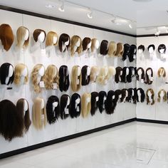 Mannequin Head Display, Wig Shop Ideas Interior Design, Wigs Display Ideas, Wig Salon Interior Design, Wig Store Interior Design, Wig Salon Ideas, Wig Display Ideas, Wig Room Ideas, Wig Studio Decor