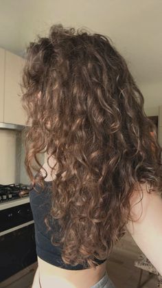 curly hair, brunnette, hair inspo, curls, hair inspo, healthy hair, hair inspo, hair goals, hair routine, summer hair Soft Curly Hair Aesthetic, Healthy Wavy Curly Hair Aesthetic, Brown Long Curly Hair Aesthetic, Short Frizzy Wavy Hair, Wavy Hair Women Long, Curly Hair Long Aesthetic, Light Brown Curly Hair Aesthetic, Wavy Curly Brown Hair, Curly Brown Hair Hairstyles