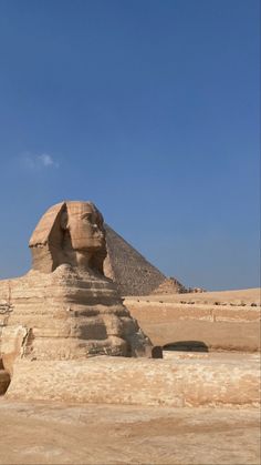 the great sphinx and pyramids in giza, egypt