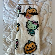 Halloween Hello Kitty Decor, Hello Kitty Birthday Basket, Hello Kitty Shopping, Hello Kitty Orange, Hello Kitty Bedding, Frankenstein Pumpkin, Vintage Blankets, Hello Kitty Bed