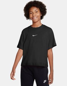 Cute top Nike Essentials, Girls Sportswear, Nike Swoosh Logo, Nike Shirt, Nikes Girl, Boxy Tee, Boys Nike, Nike Shirts, Black Top