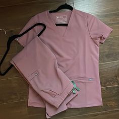 New Never Worn Scrubs Aesthetic Medical, Hospital Uniform, Nurse Clothes, Pink Scrubs Aesthetic, Figs Scrubs Aesthetic, Pink Nurse Aesthetic, Nurse Scrubs, Figs Scrubs Colors, Pink Fig Scrubs