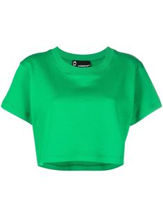 emerald green organic cotton round neck short sleeves straight hem cropped Conscious: We've partnered with Good On You – an ethical agency that rates how sustainably brands perform. This item comes from a brand that performs well in relation to their impact on the planet. Green Fashion Outfits, Dark Green Shirt, Green Clothes, Top Verde, Wicked Movie, Green Crop Top, Fantasias Halloween, Easy Trendy Outfits, Airport Fashion