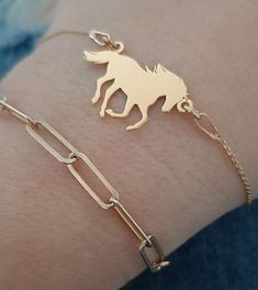 Gold horse bracelet 925 Sterling Silver Perfect gift for someone who loves horse riding :) Bracelet length: about 18 cm Chain diameter: 1 mm Horse size: 21,5 mm x 14,5 mm Made fully out of gold plated 925 Sterling Silver. Equine Jewelry, Western Fashion Jewelry, Horse Riding Aesthetic, Horse Ring, Horse Bracelet, Edgy Jewelry, Gold Horse, Horse Jewelry, Girl Jewelry