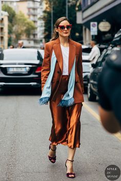 Satin Lace Trim Skirt Outfit, Slip Skirt Office Outfit, Teal And Orange Outfit, Nyfw 2024 Street Style, Satin Outfit Ideas, Satin Slip Skirt Outfit, One Color Outfit, Slip Skirt Outfit, Celebrity Winter Style