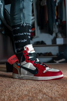 TDV Socks combined with the Jordan 1 Retro. Makes you feel like a kid again. Sneakers Photography, Nike X Off White, Off White Jordan 1, Nike Air Jordan Shoes, White Jordans, All Nike Shoes, Fitting Room, Nike Shoes Jordans, Bamboo Socks