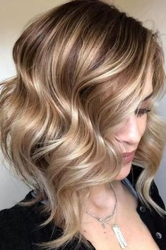 Long Bob With Deep Side Part #hairstylesforthinhair #hairstyles #thinhair #hairtype #mediumhair Line Bob Haircut, Dunner Wordend Haar, 2018 Hair, Blond Ombre, Longer Hair, Undercut Pixie, Popular Haircuts, Ageless Style, Hair Makeover