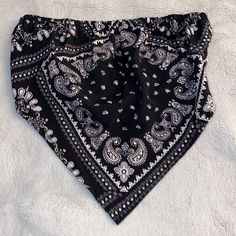 Black & White Shein Bandana Top. Never Worn, Brand New! Size Medium, But Very Small. Smoke Free & Pet Free Home Peasant Crop Top, Bandana Top, Red Trench Coat, Denim Crop Top, Tie Dye Crop Top, Lace Bustier, Crochet Halter Tops, Tops Black, Striped Crop Top