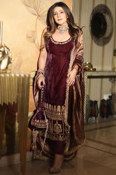 Punjabi Wedding Suit, Velvet Suit Design, Trendy Outfits Indian, Velvet Dress Designs, Salwar Kamiz, Indian Dresses Traditional, Traditional Indian Outfits, Designer Kurtis, Maroon Dress