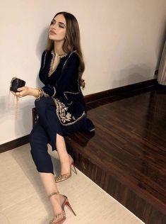 Suit With Pants Indian, Pakistan Street, Cultural Clothing, Pakistan Street Style, Desi Outfits, Indian Fashion Trends, Pakistani Fashion Casual