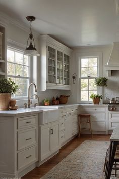 kitchen cabinet paint colors, cabinet color ideas, kitchen color schemes, cabinet painting tips Off White Cabinets, Painted Kitchen Cabinets Colors, Cabinet Paint, Timeless Kitchen, Traditional Cabinets, Kitchen Paint Colors