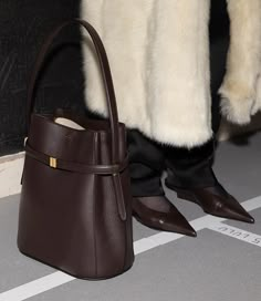 GELCARE® | Initial inspo for LONDON FOG | Instagram My Style Bags, Fancy Bags, Brown Heels, Looks Chic, Cute Bags, Suitcases, Nylon Bag, Fashion Outfit