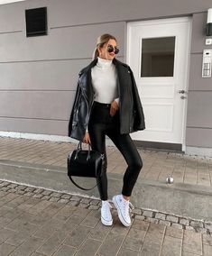 White Converse Outfit Winter, Black And White Game, White Converse Outfits, Legs Outfit, Outfits Con Jeans, Casual Chic Outfits, Sneakers Converse, Outfits With Converse, Casual Chic Outfit