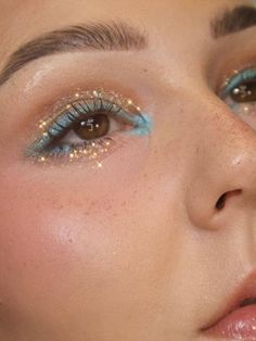 glitter eye makeup with nude lips Makeup Looks Colourful Eyeshadows, Boho Prom Makeup, Gold Blue Eye Makeup, Subtle Teal Eye Makeup, Trendy Makeup Looks 2023 Natural, Summer Party Makeup Looks, Makeup Inspo Concert, Greta Van Fleet Concert Makeup, Beachy Eye Makeup