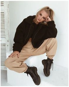 Cargo Joggers Outfits, Emerging Designers Fashion, Cargo Pants Outfit, Zara Outfit, Women Fashion Edgy, Style Cargo, Mode Casual, Cargo Joggers, Outfits Winter