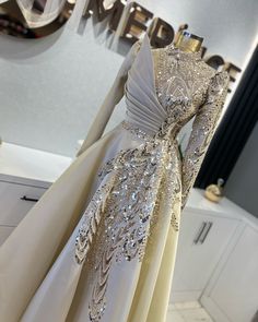 Glam Dresses Hijab, Elegant Sequined Abaya For Party, Elegant Hijab Soiree Dress, Turkish Gowns Hijab Styles, Wedding Dresses Elegant Classy, Elegant Gold Embroidered Abaya, Detail Couture, Gowns Dresses Elegant, Chic Dress Classy