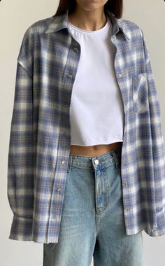 Checkered Shirt Outfit, Jeans And T Shirt Outfit, Neat Casual Outfits, Korean Outfit Street Styles, Winter Fashion Outfits Casual, Vintage Black Dress, Tomboy Outfits, Stockholm Fashion, All Black Outfit