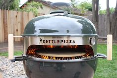 an outdoor grill with the words kettle pizza on it