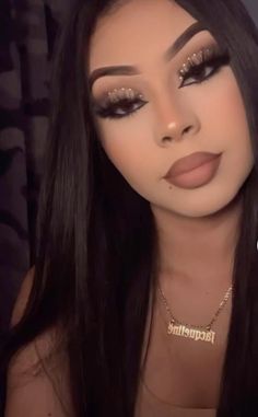 Cute Rhinestone Makeup, Baddie Prom Makeup, Quince Eye Makeup, Baddie Looks Makeup, Black Quince Makeup, Eye Rhinestones Make Up, Emerald Green Make Up, Makeup Baddie Girl, Prom Makeup With Rhinestones