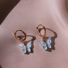 Butterfly Earrings, Jewelry Inspo, Tragus, Piercing Jewelry, Cute Jewelry, Ear Piercings, Balenciaga, Piercings, Jewelry Box