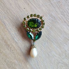 DAG Green Flower Brooch David GRAU - Porte Chance Flower leaves Crystals 3 different bright greens and pearl - Signed jewelry Pure vintage retro chic Style 1940s - 1950s - 1960s Magnificent brooch with very very very shiny reflections which reflects the light Very beautiful jewel stamped on the back "dag" for David GRAU For my part, I find it really original and very beautiful! This brooch will be perfect for a gift whatever the occasion and for any age! She is composed : - Lucky flower 6.2 cm x Vintage Green Brooch Jewelry, Vintage Green Brooch For Party, Antique Green Brooches For Wedding, Retro Green Jewelry For Vintage Events, Green Flower-shaped Brooch Pins, Green Flower Brooch Pins, Green Flower Shaped Brooch Pins, Green Flower-shaped Brooches For Weddings, Green Costume Jewelry Brooches For Gifting