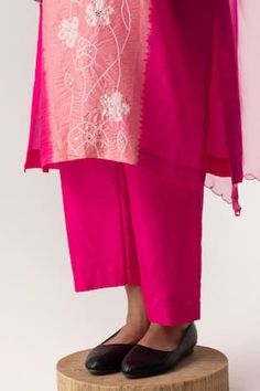 Peach and pink shaded silk kurta with floral bandhani motifs. Paired with a pant and stole. - Aza Fashions Pink Summer Kurta With Zari Work, Pink Kurta With Zari Work For Summer, Pink Raw Silk Kurta With Self Design, Pink Bandhani Print Kurta With Traditional Drape, Pink Slub Silk Traditional Wear With Self Design, Festive Pink Bottoms With Resham Embroidery, Pink Festive Bottoms For Eid, Festive Pink Bottoms For Eid, Pink Chanderi Traditional Wear For Summer