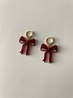 Bow Leverback Hoop Earrings in Red Glitter.  Pretty girl bow earrings. Lightweight acrylic plastic earrings. Laser cut. Handmade with gold plated leverback hoop earrings and jumprings. US Dime pictured for size. Charm is approximately 1 inch in length by 1 inch wide. Red Jewelry Earrings, It Girl Earrings, Red Gold Earrings, Red Bow Earrings, Cute Christmas Earrings, Red And Gold Earrings, Things For Christmas List, Red Earrings Aesthetic, Red Accessories Aesthetic