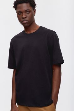 An everyday tee with an elevated feel, perfect for layering or wearing on its own. Made from our 100% Egyptian cotton mid-weight jersey for a more structured look and feel. Featuring a relaxed fit and dropped shoulder, which creates an easygoing drape. Relaxed Drop Shoulder Everyday T-shirt, Casual Plain T-shirt For Layering, Basic T-shirt With Shirttail Hem For Layering, Solid Color Boxy Fit T-shirt With Drop Shoulder, Solid Color Boxy Fit Drop Shoulder T-shirt, Relaxed Fit T-shirt For Everyday, Oversized Solid Color T-shirt For Everyday, Relaxed Fit T-shirt With Straight Hem For Everyday, Oversized Basic Crew Neck T-shirt