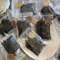 describe:Easy to use, lightweight, comfortable to wear on the go, and durable.Smooth surface, won't damage hair, easy to wearSpecification:Material: steel wireSize: about 5cm longShape: one-lineColor: Gold, Black, Coffee, SilverQuantity: 50/60 per packPackage contains: 1 pack*side bangs hairpin Black Hair Clips, Damage Hair, Bobby Pin Hairstyles, Hair Accessories Clips, Hair Easy, Side Bangs, Korean Hairstyle, Black Coffee, Damaged Hair