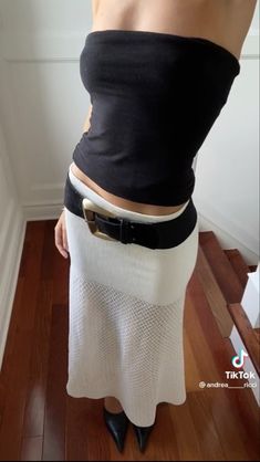 thick belt sittimg lower on waist with a midi skirt for fall/winter 2022 Curly Hair Vacation, Hair Goals Curly, Hair Ideas Curly, Curly Hair Goals, Hair Vacation, Hair Y2k, Curly Hair Ideas, Quoi Porter, Red Carpet Look